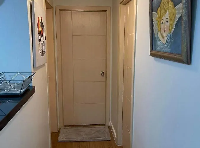 Spacious Stylish With Two Bedrooms, Near Mall Lägenhet