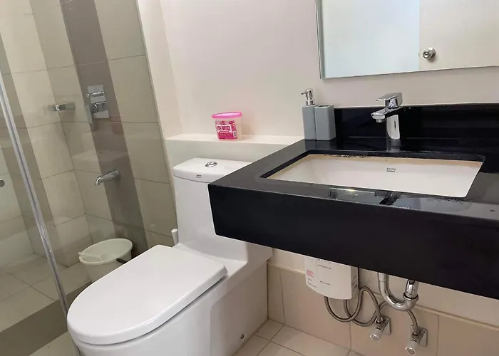 Spacious Stylish With Two Bedrooms, Near Mall *