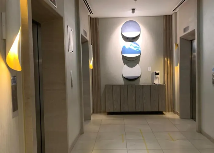 Spacious Stylish With Two Bedrooms, Near Mall