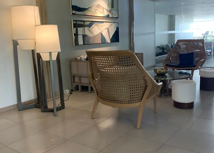 Spacious Stylish With Two Bedrooms, Near Mall Lägenhet