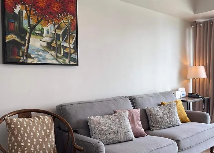 Spacious Stylish With Two Bedrooms, Near Mall